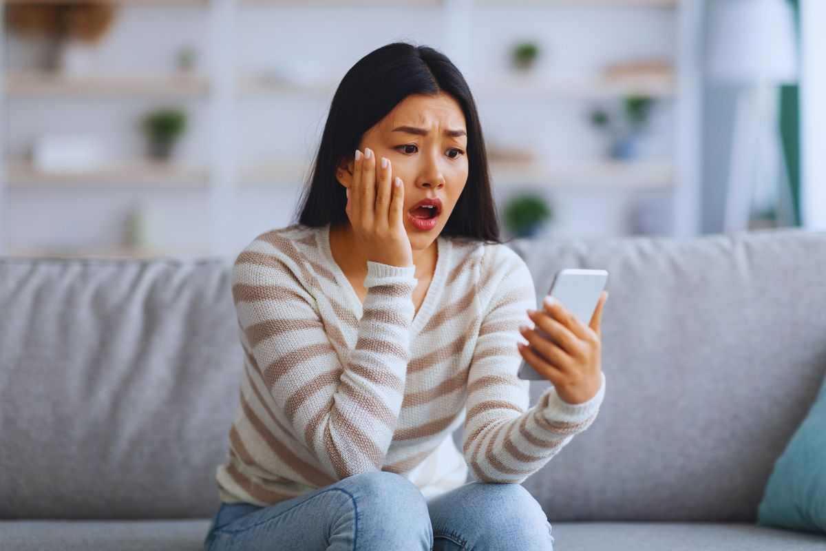 Ragazza con espressione scioccata
