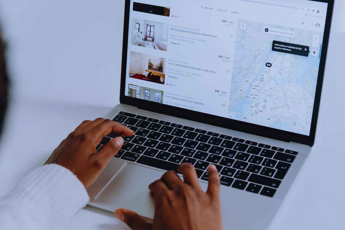 Donna che cerca appartamento su Airbnb