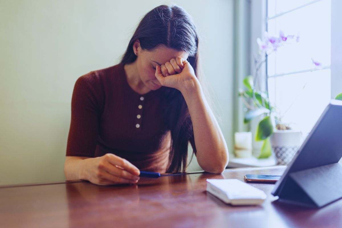Donna disperata con carta di credito in mano