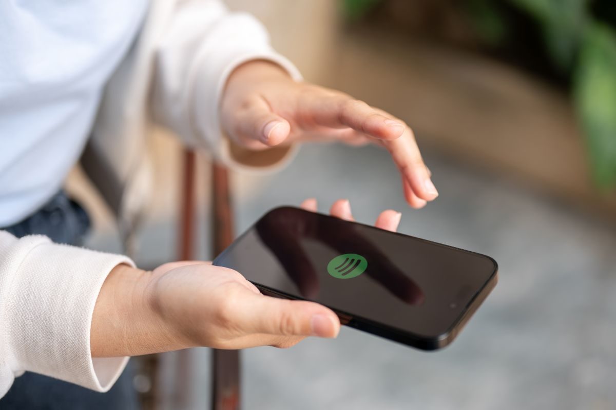 Apertura dell'App di Spotify sul telefonino