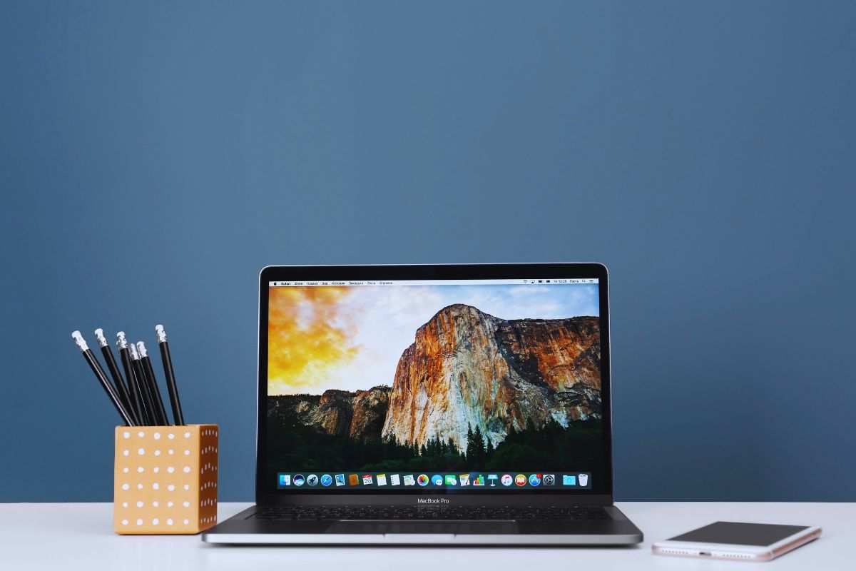 MacBook Pro accesso e poggiato su scrivania
