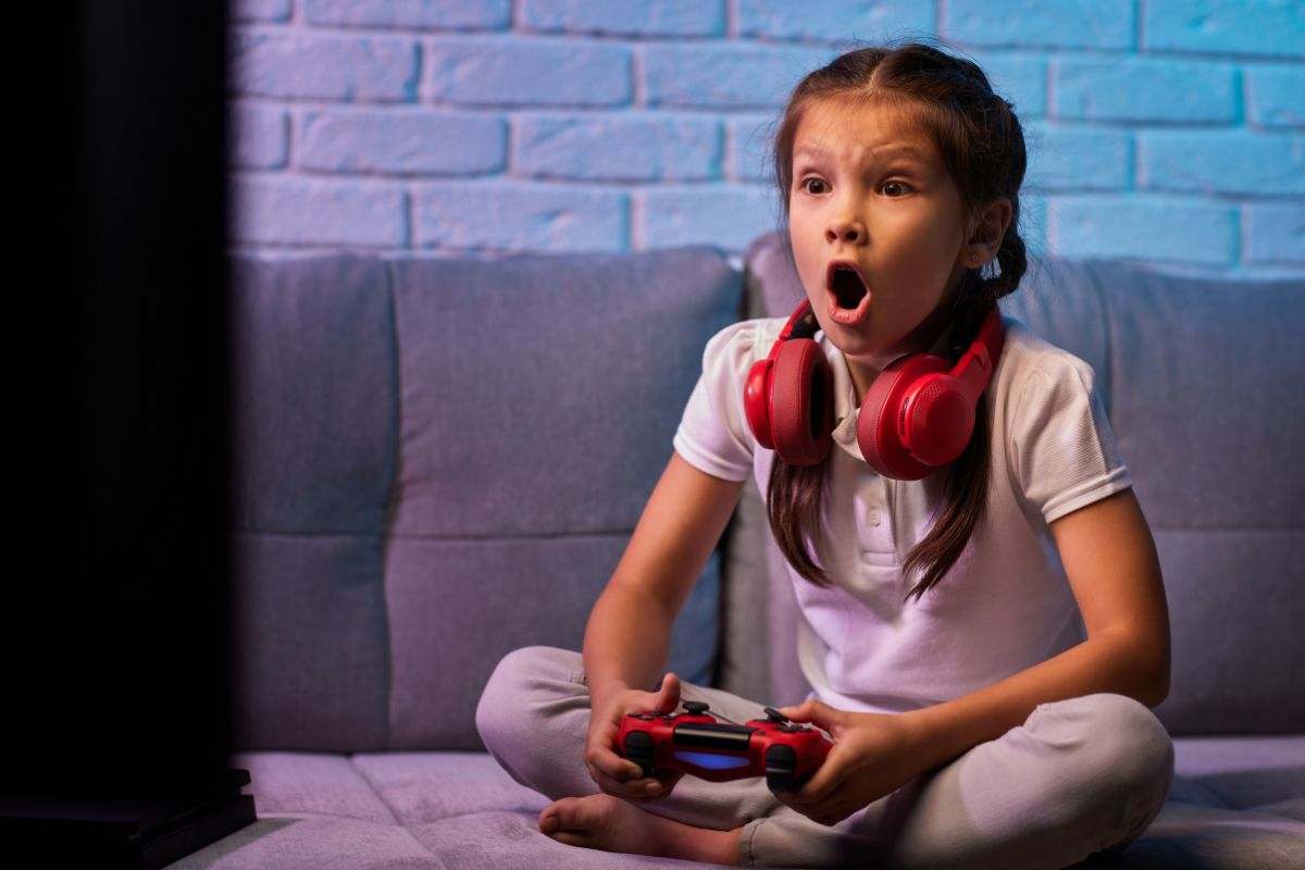 Bambina gioca ai videogiochi