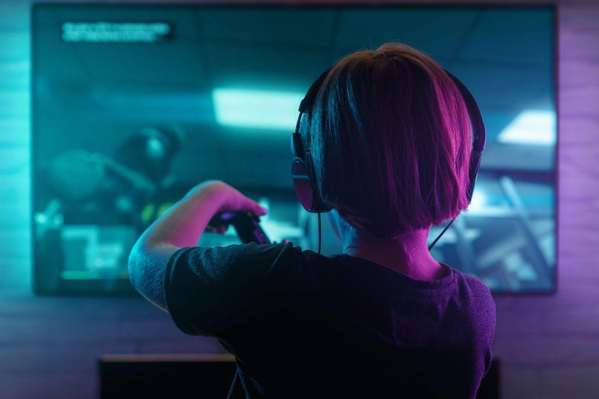 Bimbo gioca ai videogames