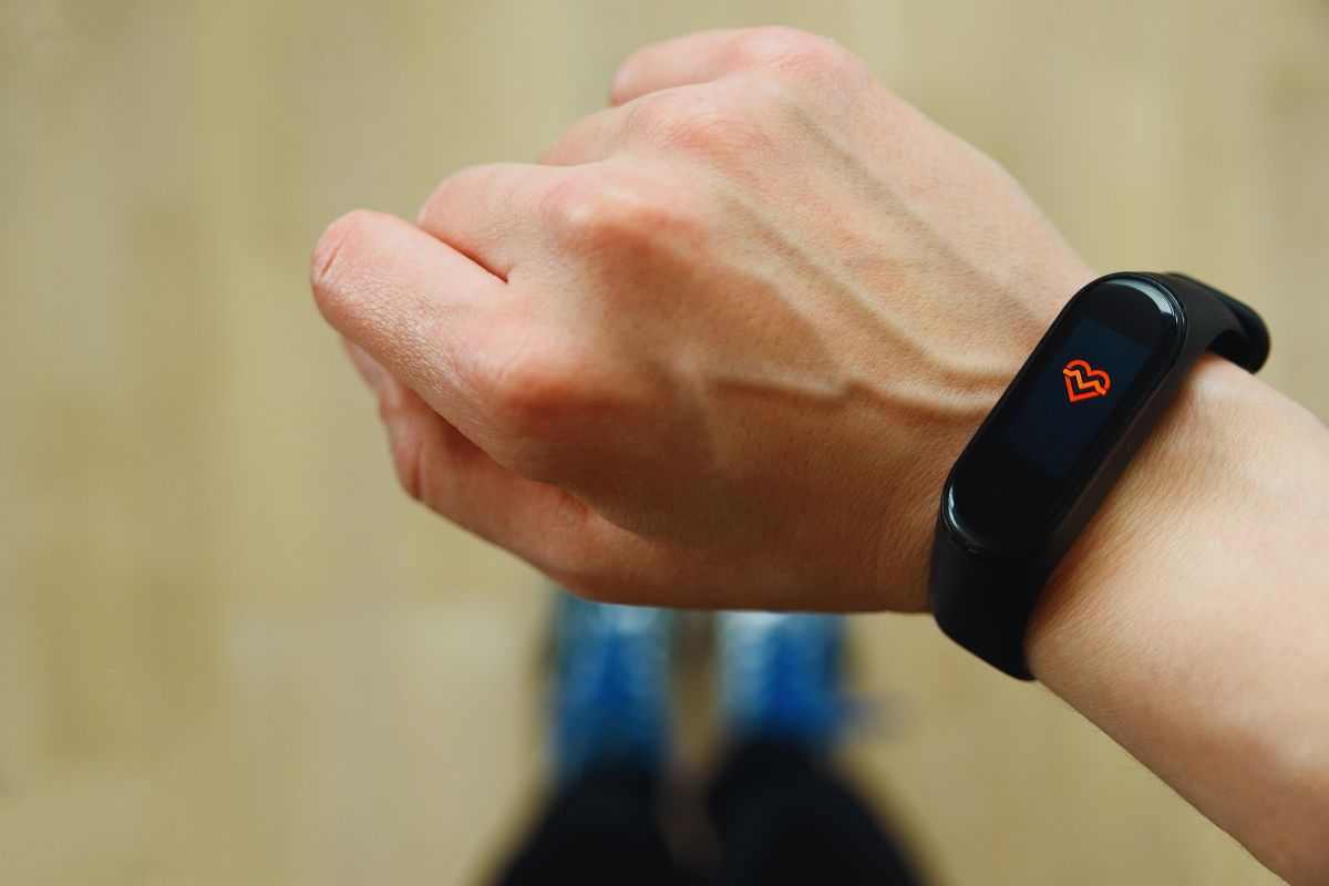 Persona che controlla il fit tracker