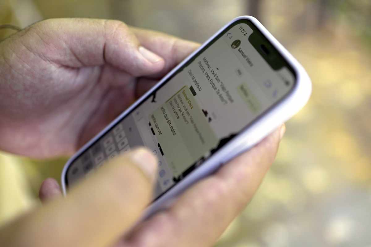 ragazzo cancella chat whatsApp