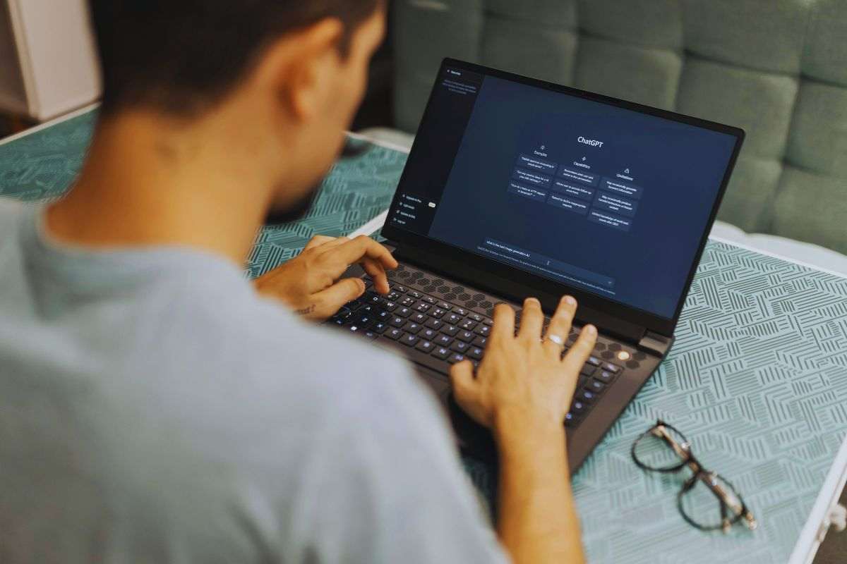Ragazzo che utilizza ChatGPT su PC