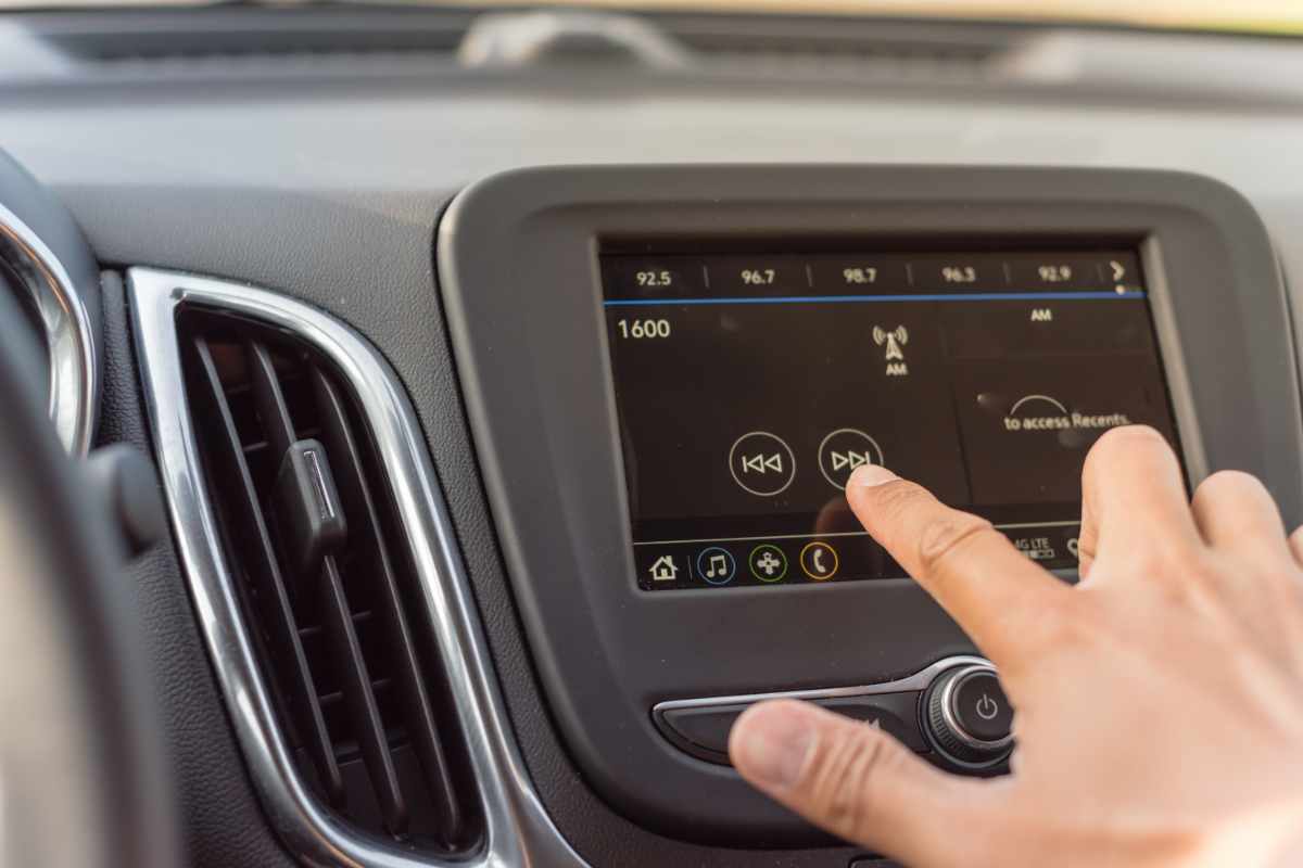schermo sul cruscotto dell'auto