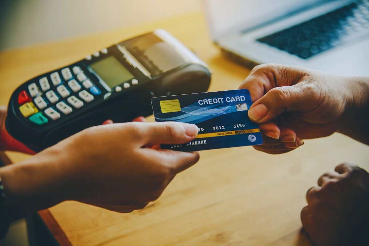 Persona che paga con carta di credito