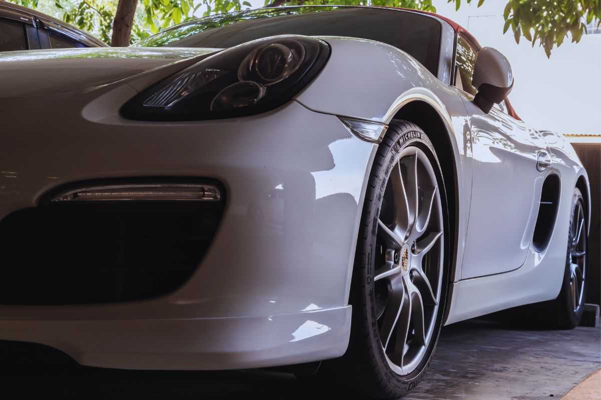Porsche bianca in garage