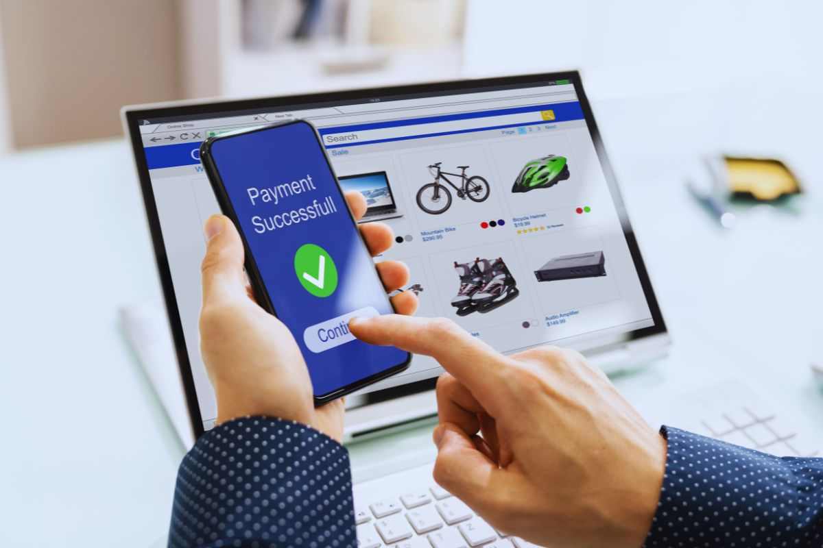 Persona che autorizza pagamento digitale su smartphone