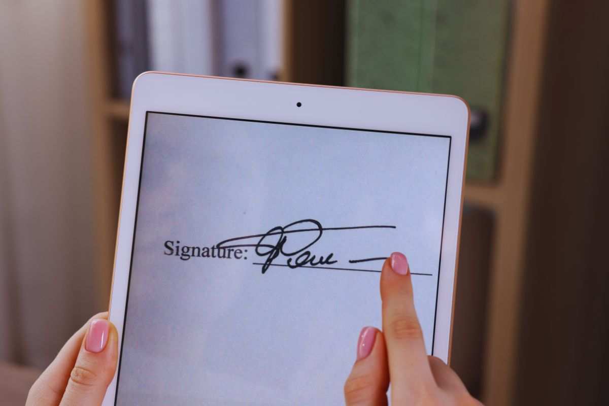 Donna che appone firma elettronica su tablet