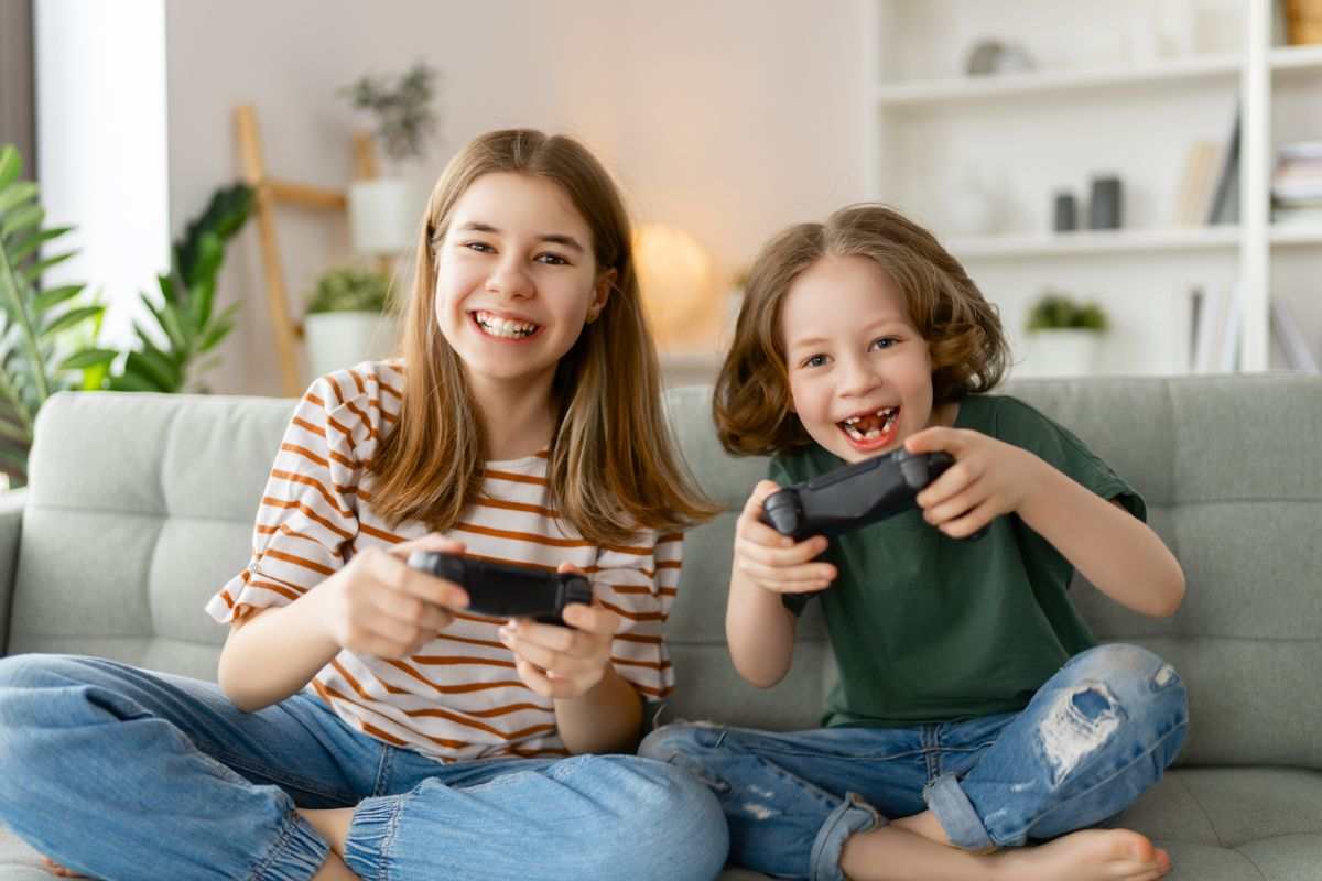 Fratellini di divertono con i videogiochi