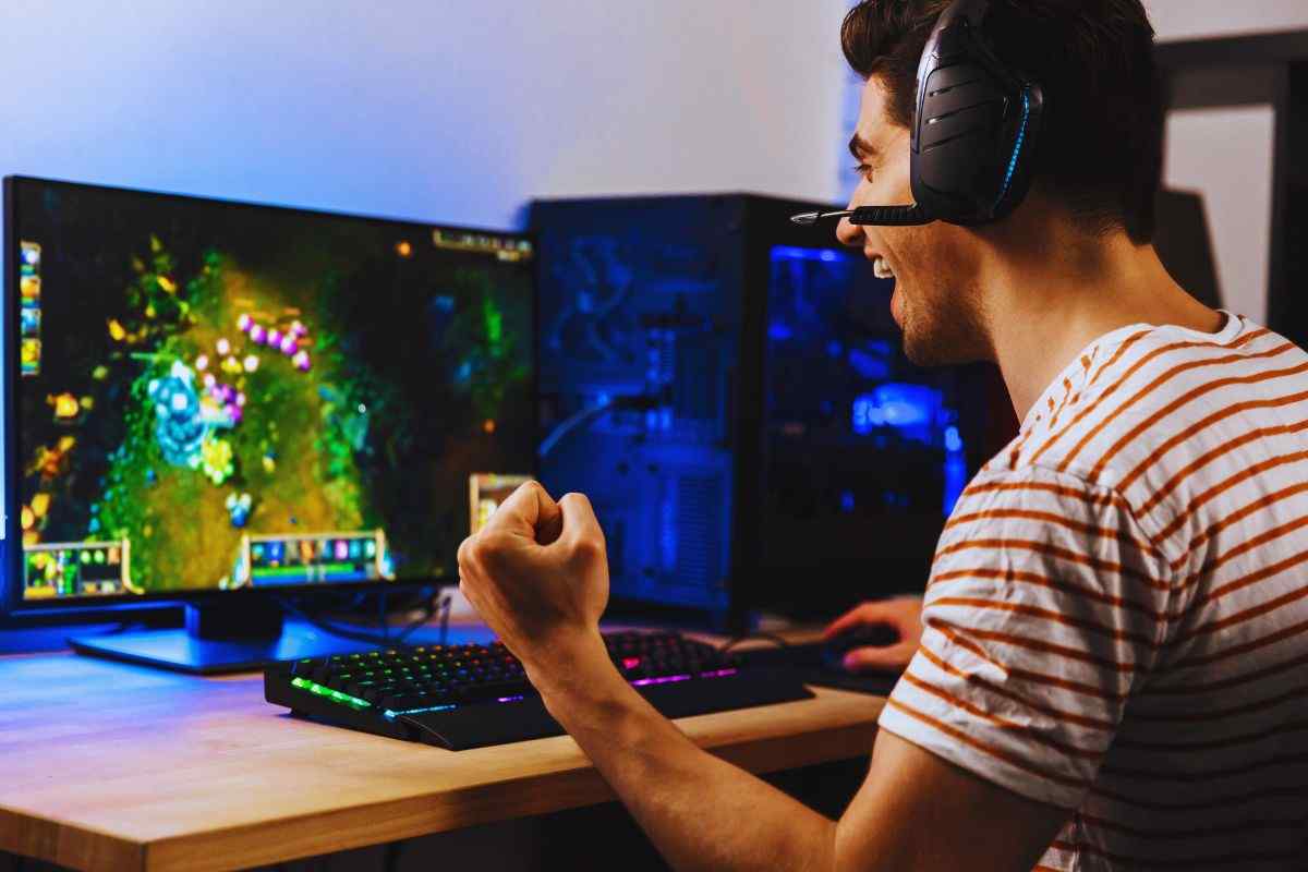 Ragazzo che esulta nella sua postazione da gaming