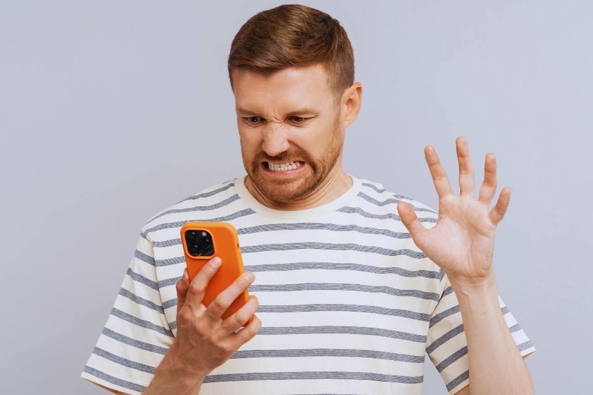 Uomo preoccupato da ciò che vede sullo smartphone