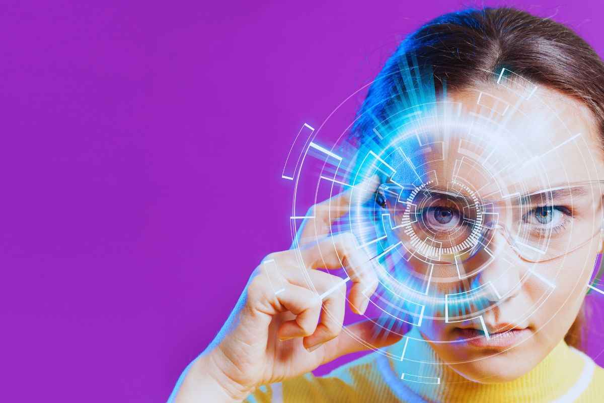 Ragazza che utilizza realtà aumentata con gli occhiali