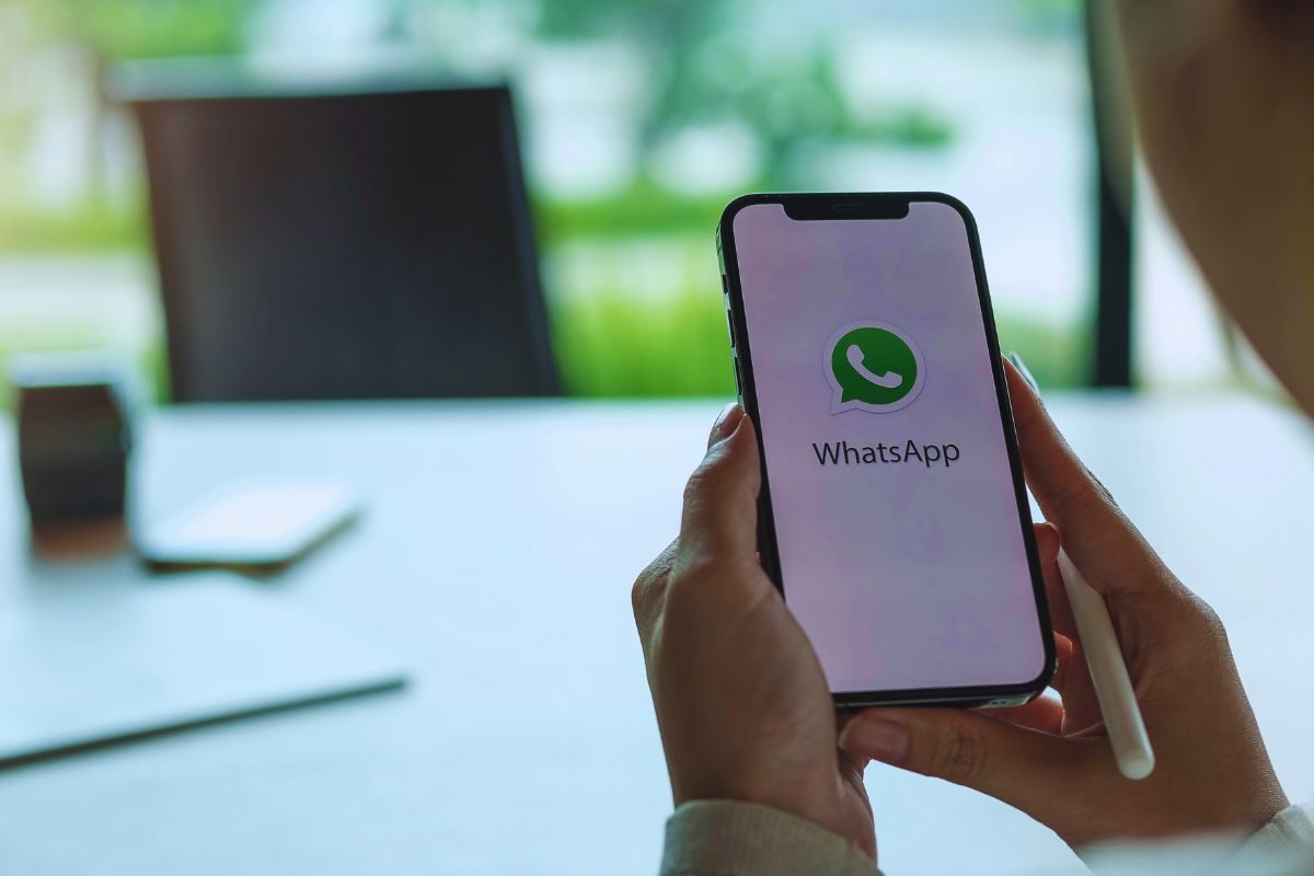 Ragazza che accede su WhatsApp 