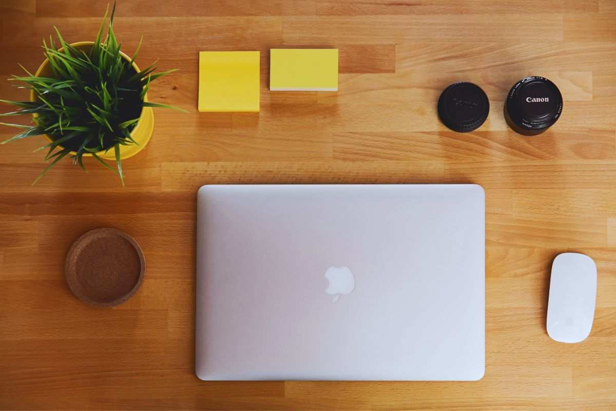 MacBook poggiato su scrivania