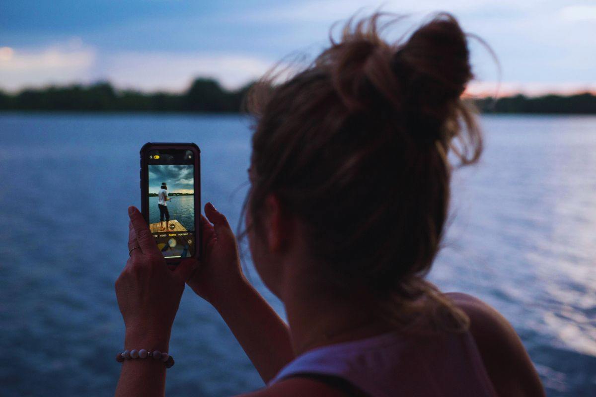 Donna che guarda una foto su smartphone