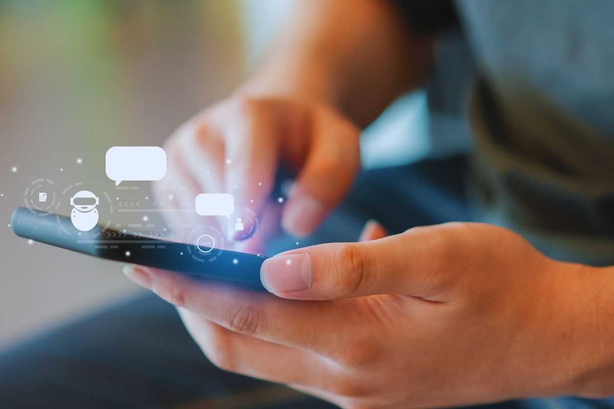 Uomo che utilizza smartphone