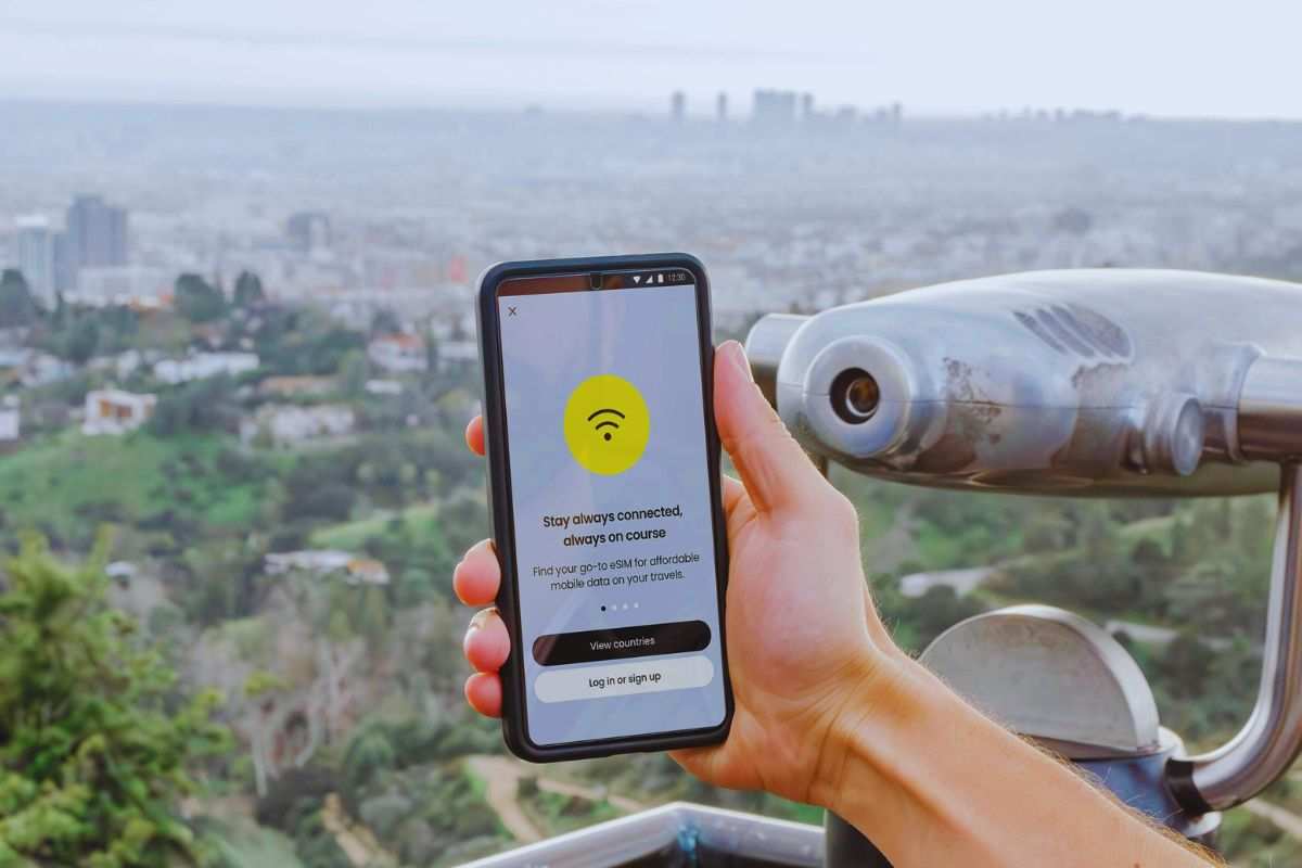 Persona che controlla il l'estensione del campo con lo smartphone