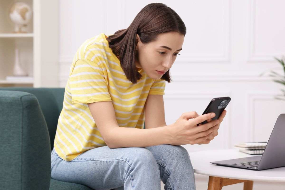 Ragazza alle prese con il suo telefonino
