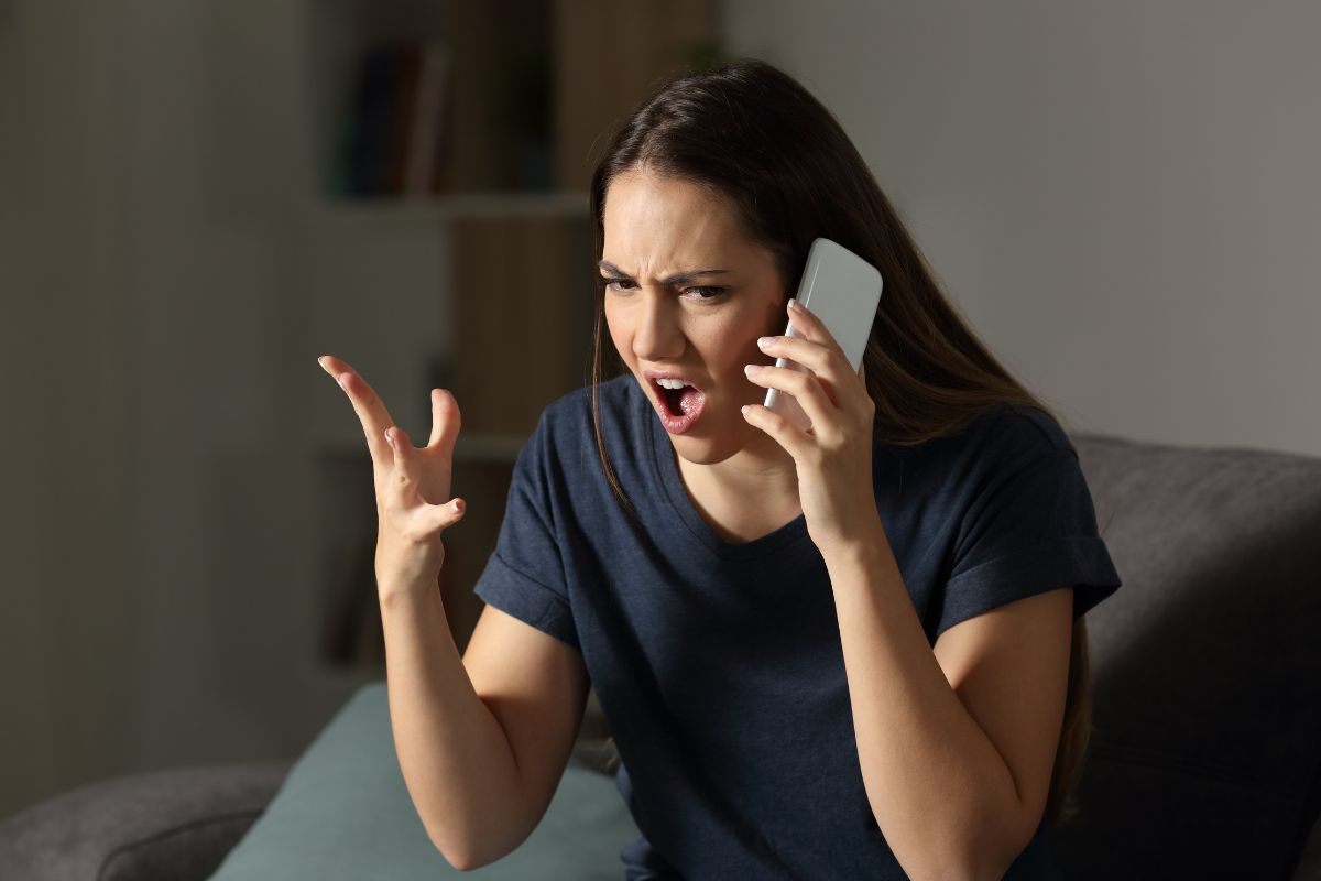 Ragazza irritata durante una telefonata