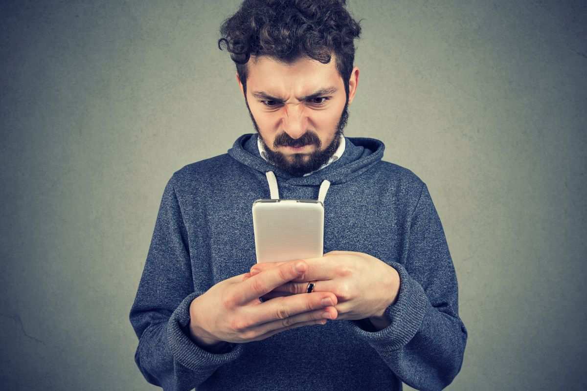 Ragazzo irritato con telefono difettoso