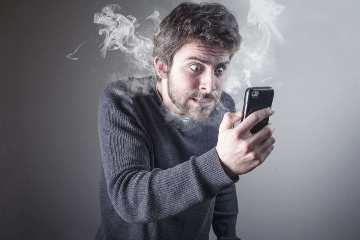 Ragazzo nervoso per una chiamata
