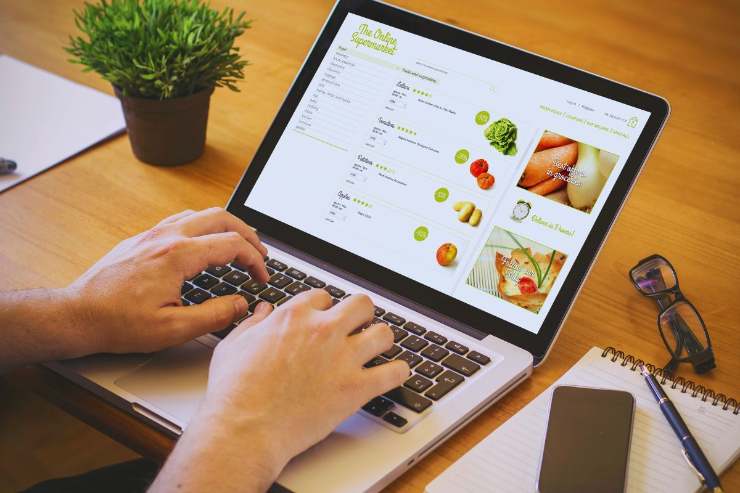 Persona che valuta acquisti supermercato al PC