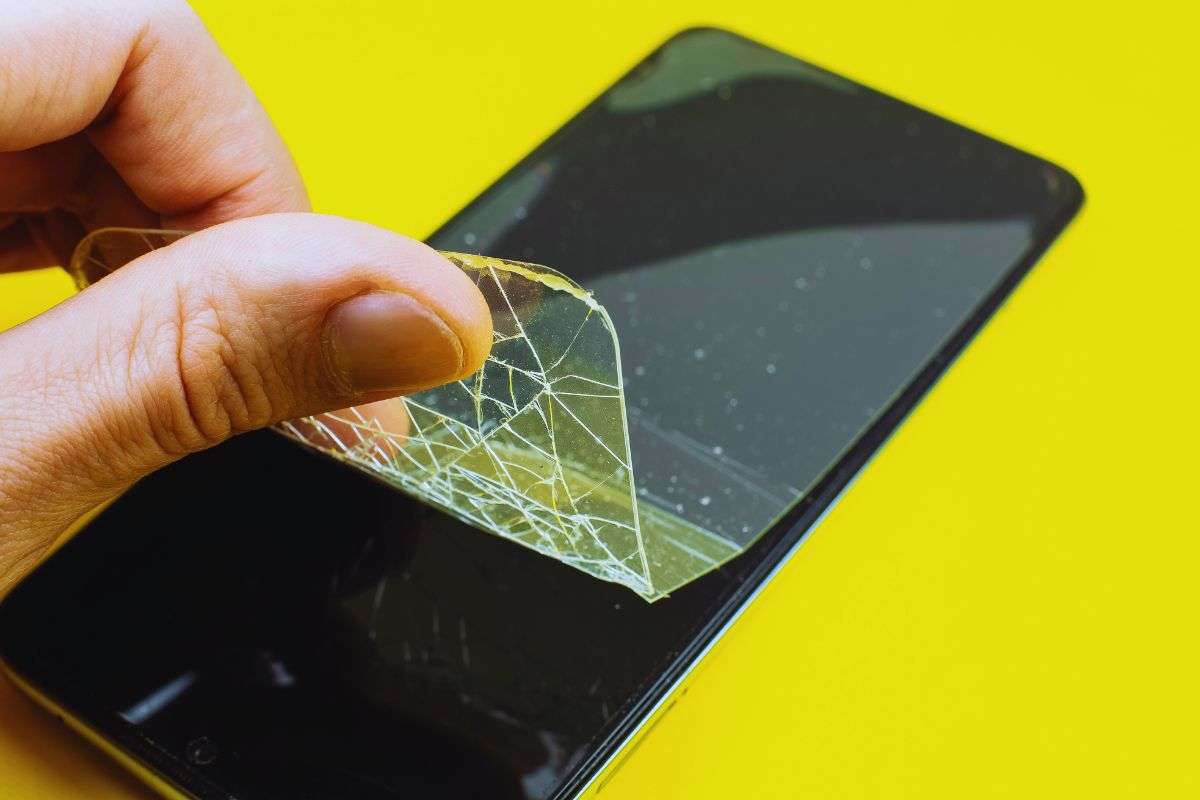 Persona che rimuove pellicola protettiva da smartphone