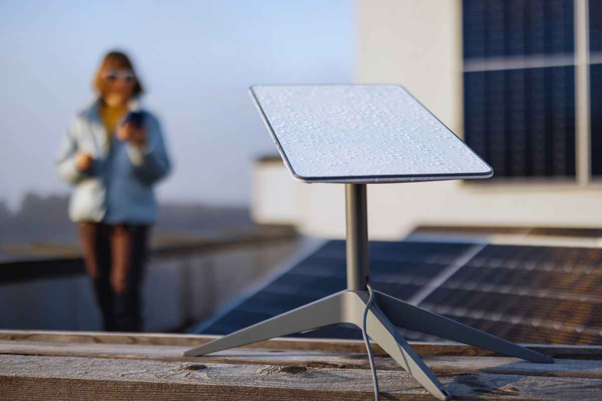 Ragazza che utilizza connessione satellitare e parabola 