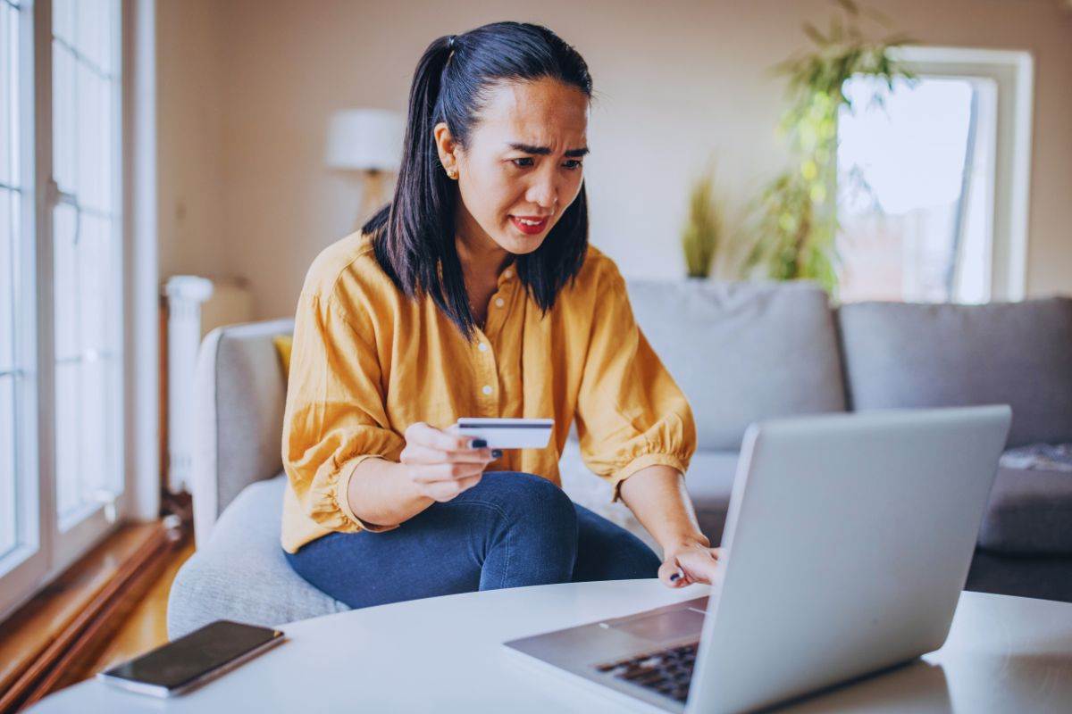 Donna con carta di credito in mano 