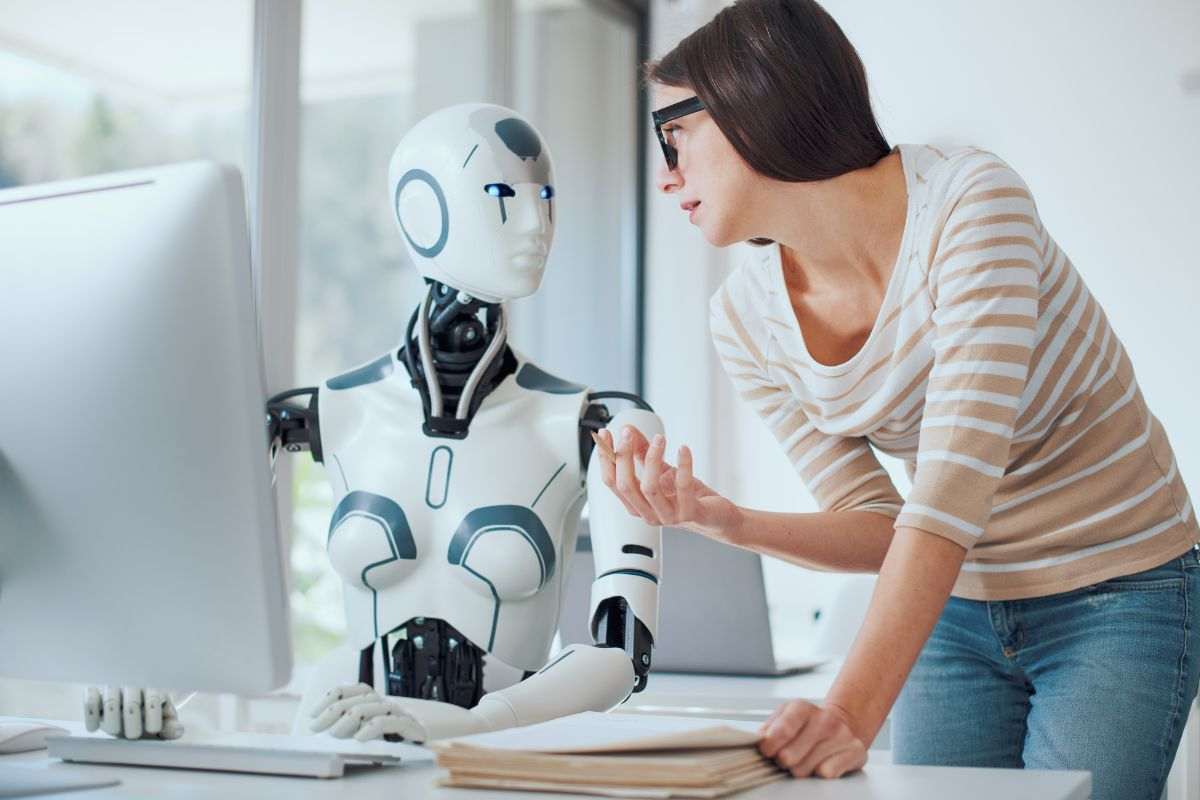 Umano discute con un robot