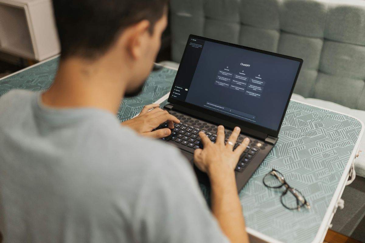 Utente utilizza ChatGPT per scriver testi