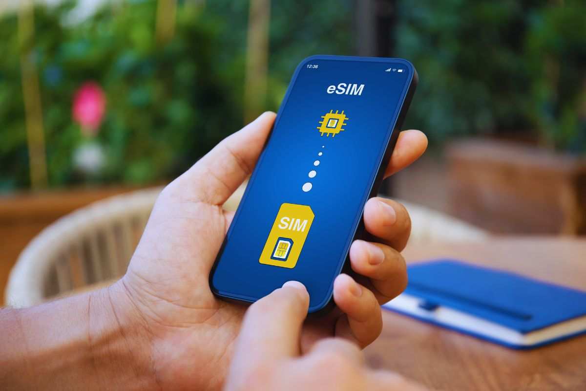 Persona che attiva un e-Sim su smartphone