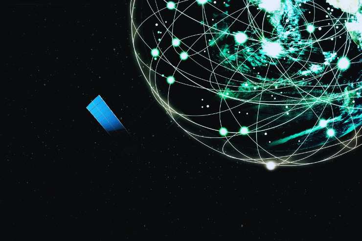 Satellite in orbita e mappa connessioni satellitari