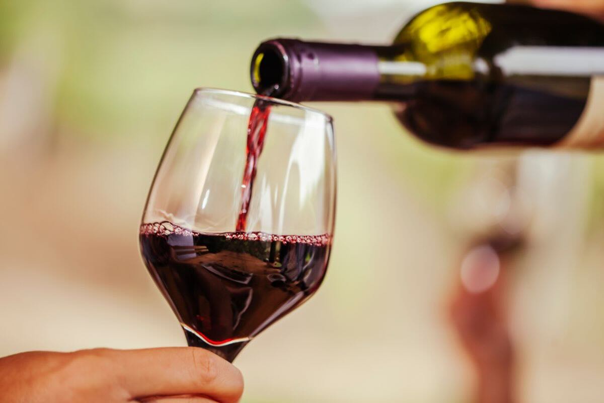 Versare vino rosso nel calice