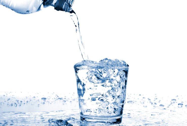 acqua nel bicchiere