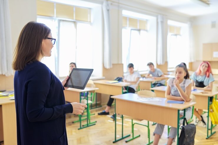 Insegnante in aula con alunni
