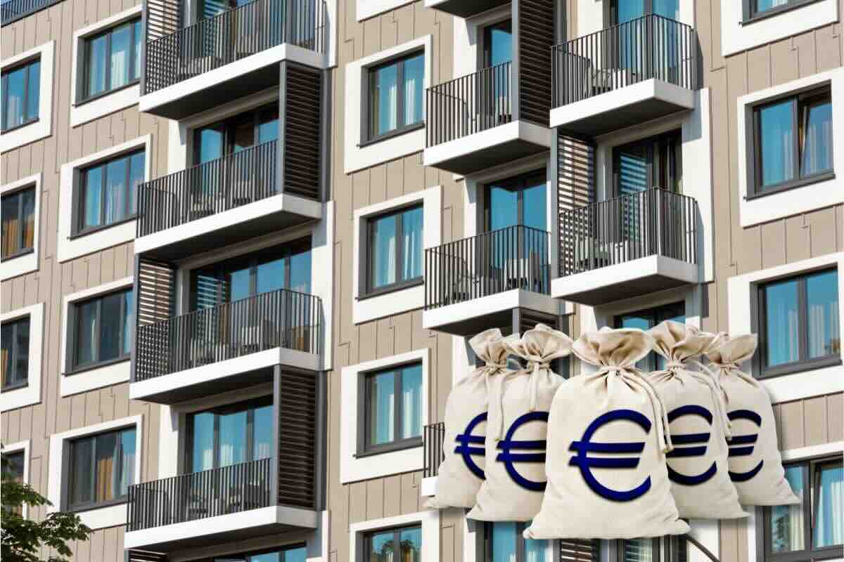 Condominio balconi facciata, sacchi con euro