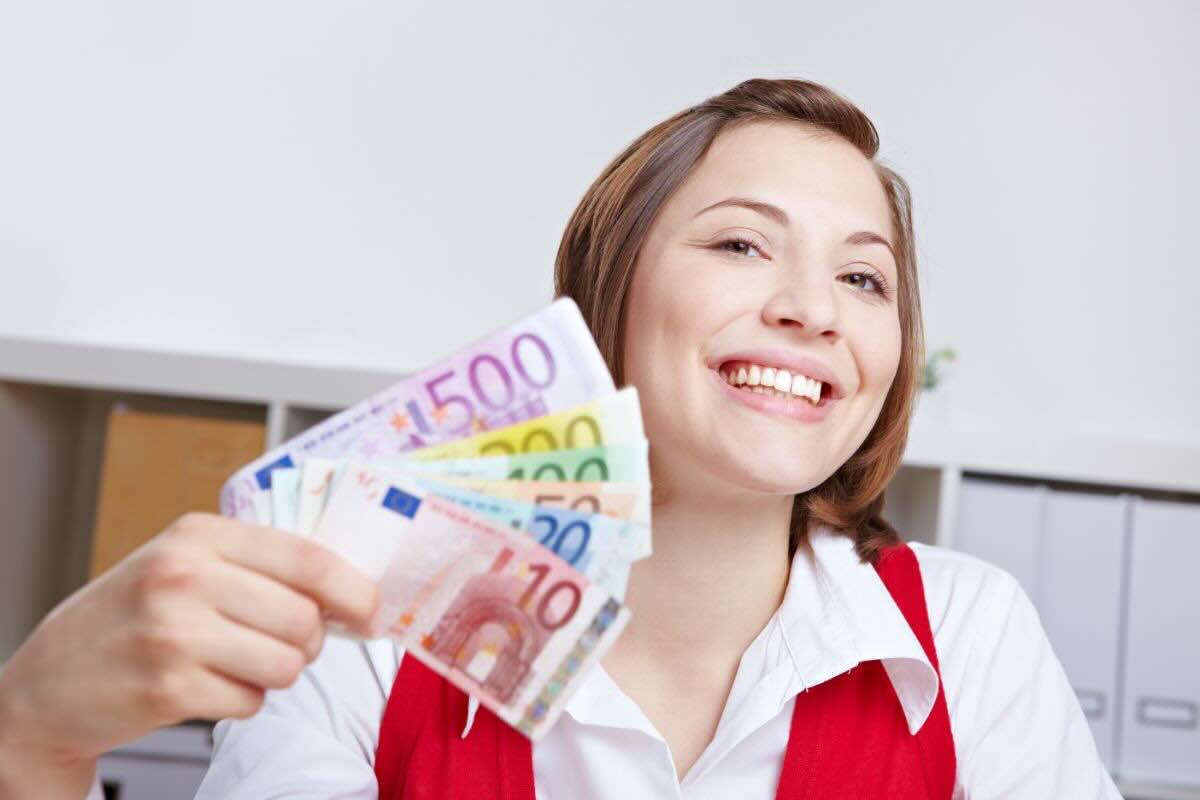 Donna sorridente banconote euro
