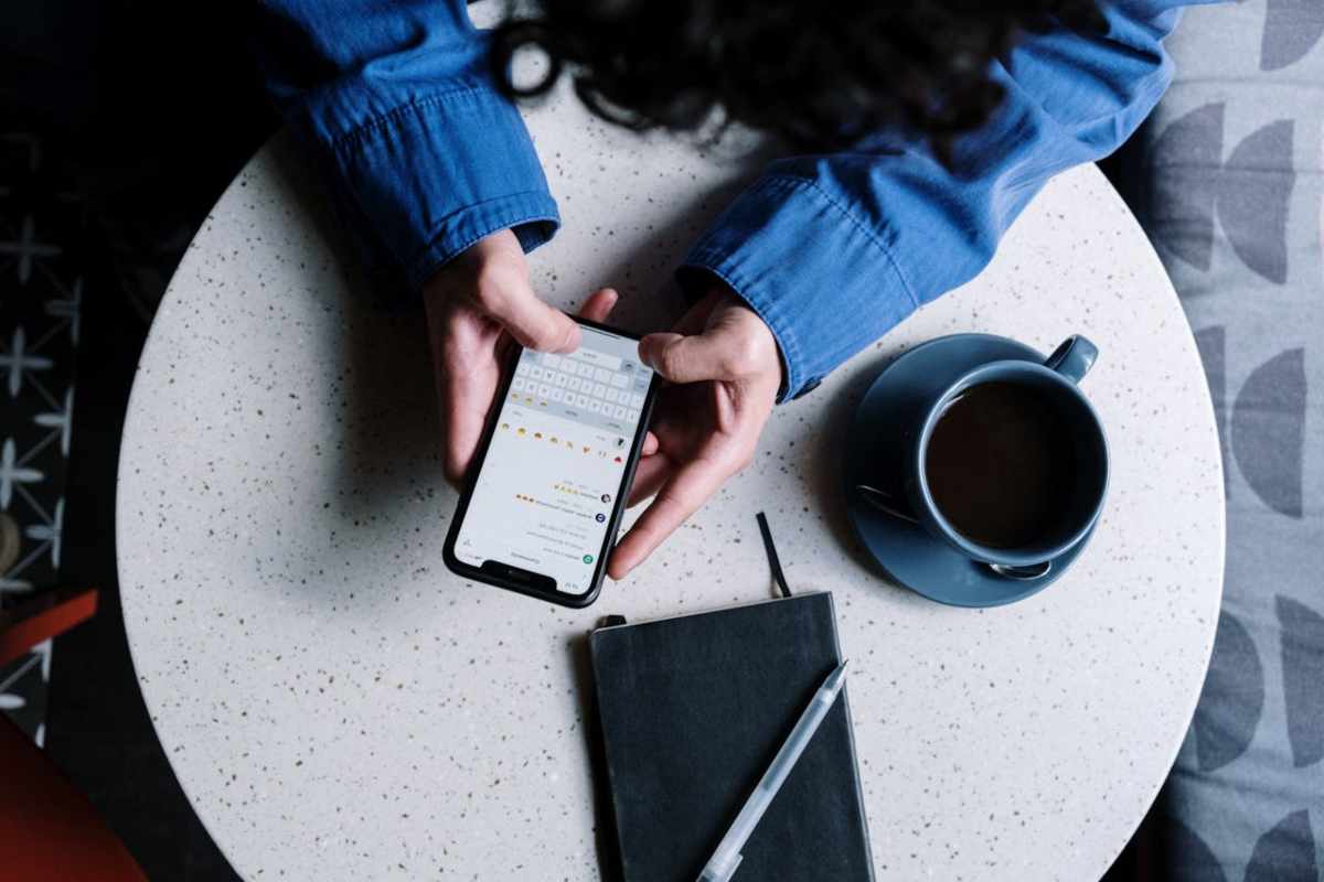 Ragazza che invia messaggi da smartphone