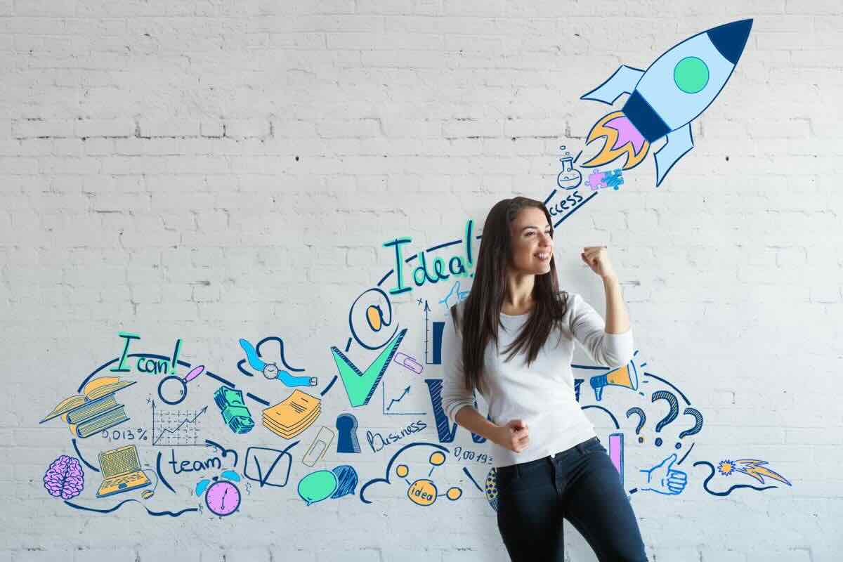 Donna con dietro murales