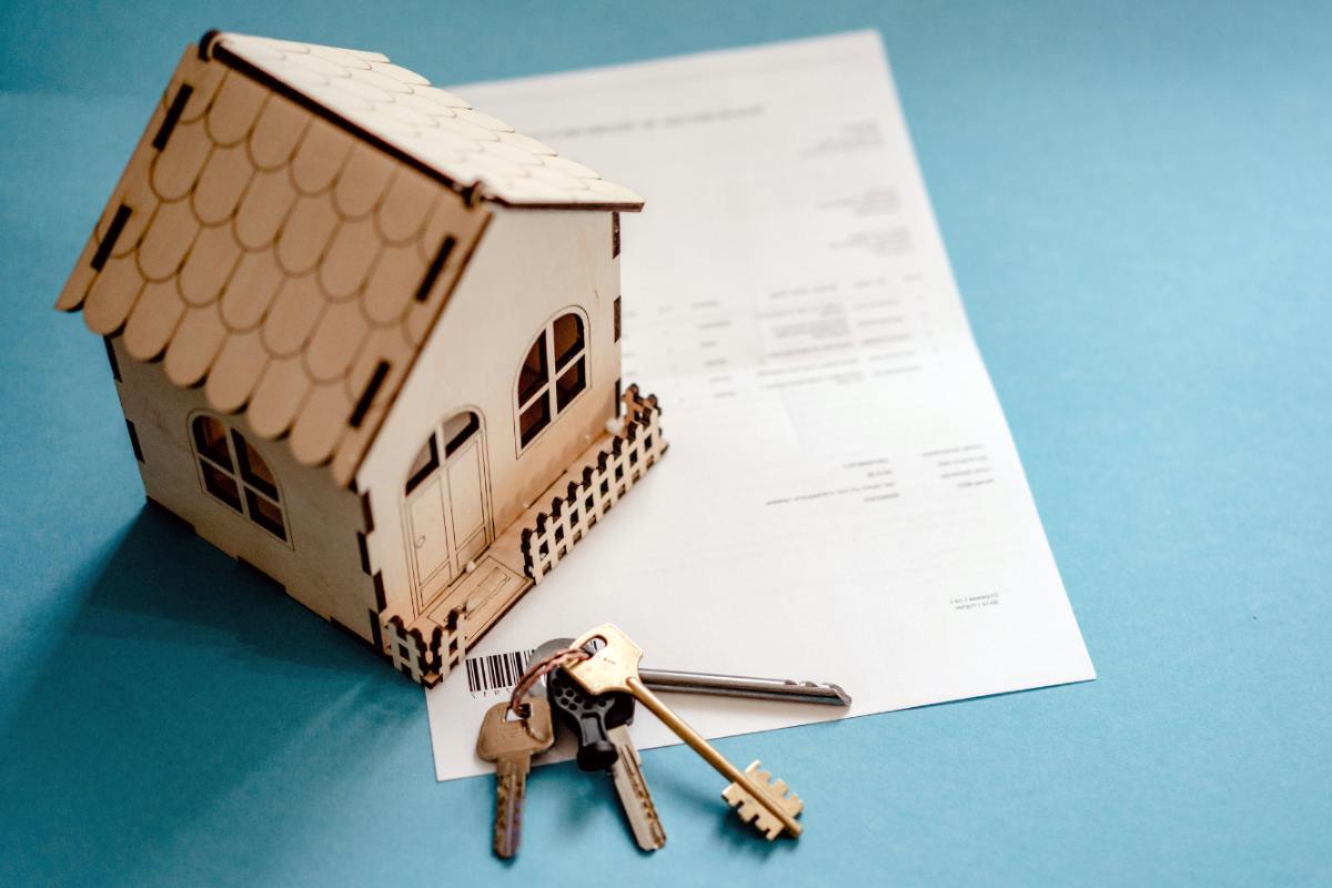 casa in miniatura e chiavi