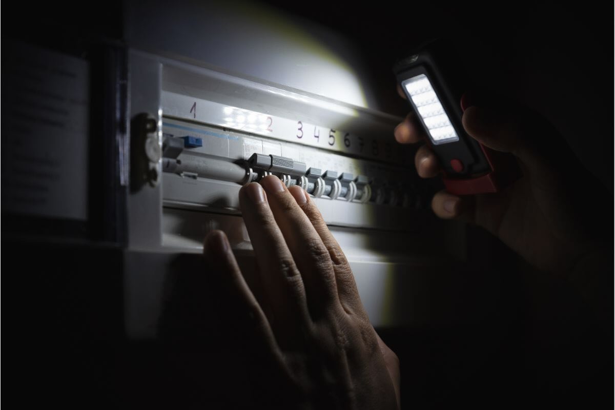Con torcia illuminare il contatore della luce