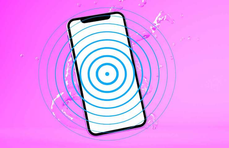 cellulare con schizzi di acqua e onde sonore