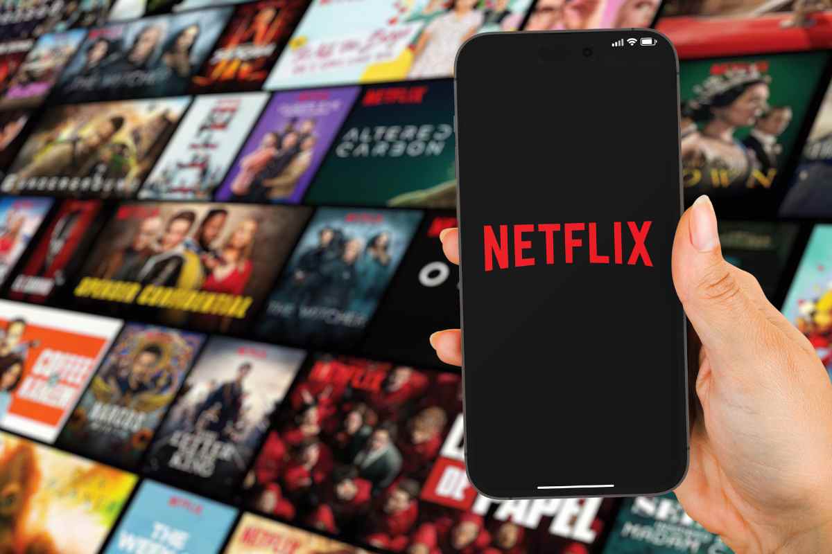 mano con cellulare e logo netflix