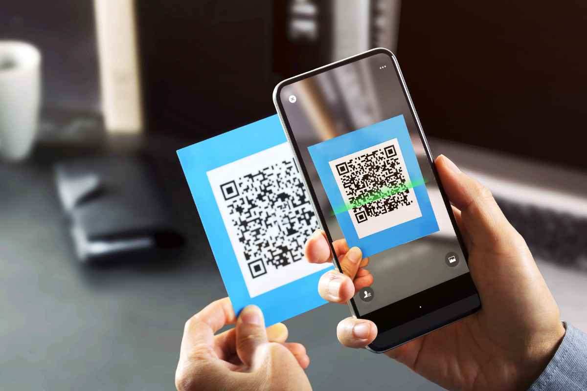 smartphone che scansiona un qr code