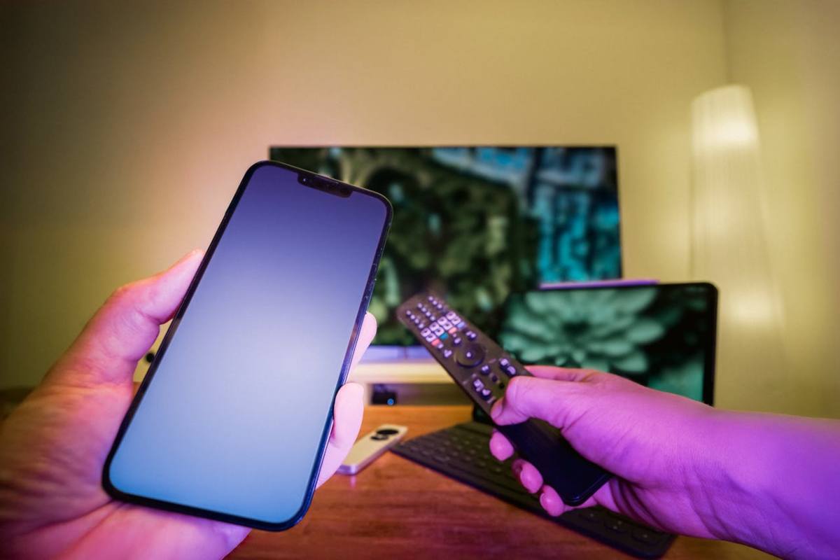 iPhone, TV, laptop e telecomando