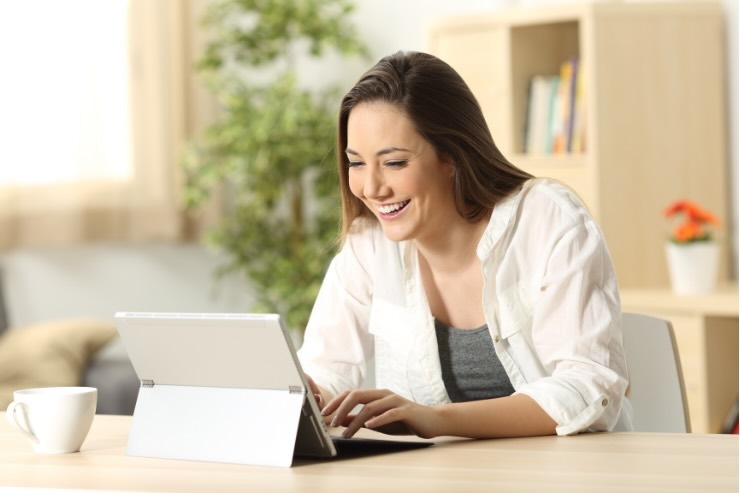 Donna felice al pc